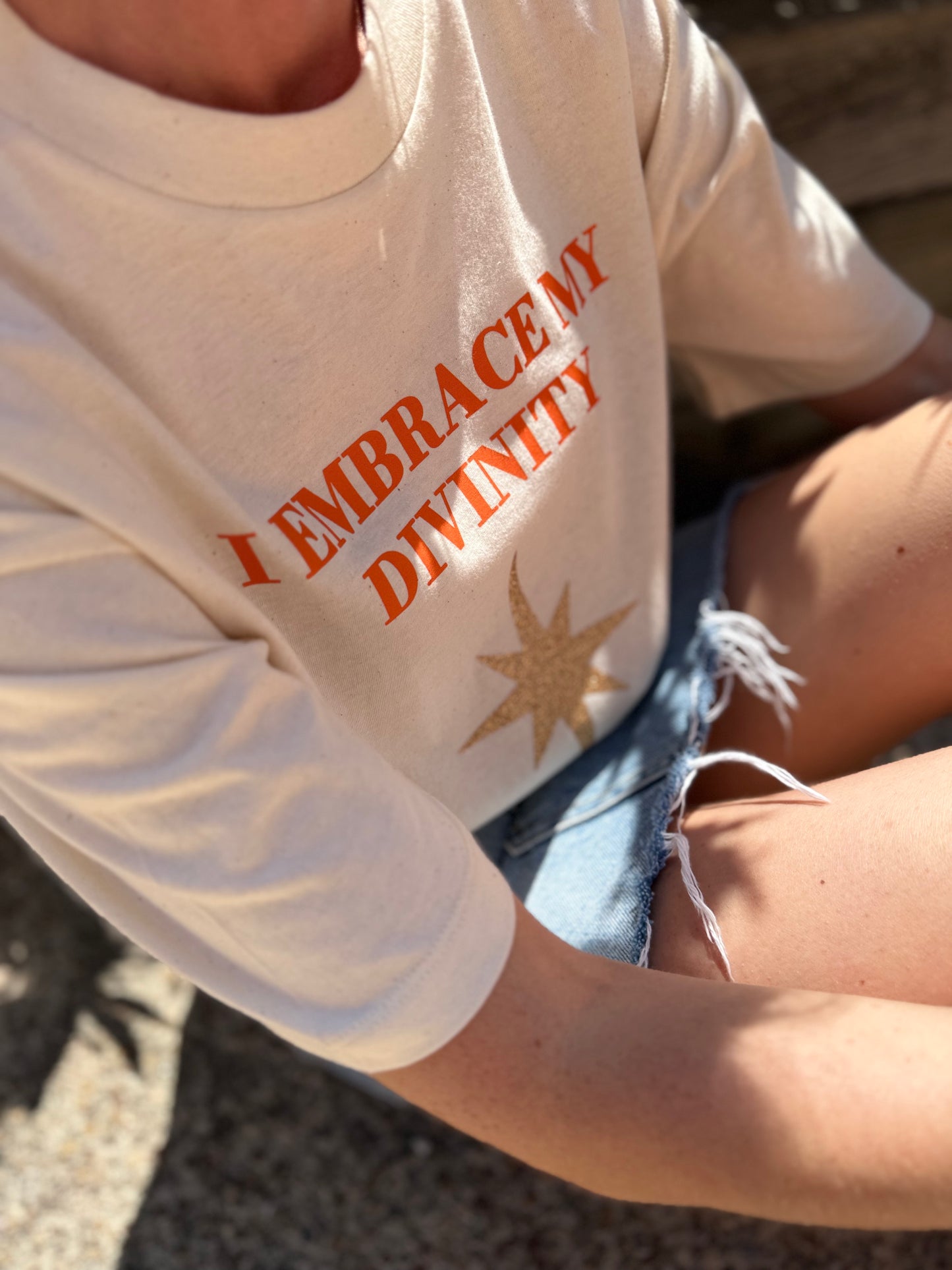 Tee Shirt I Embrace My Divinity existe en 3 couleurs